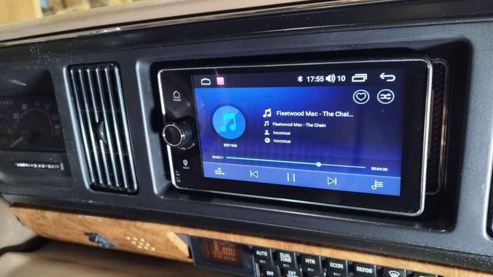 Un nouvel autoradio rétro pour les anciennes Mercedes chez Retrosound